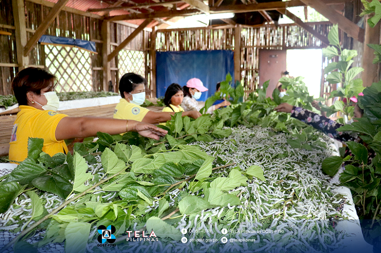 5th batch of trainees during feeding